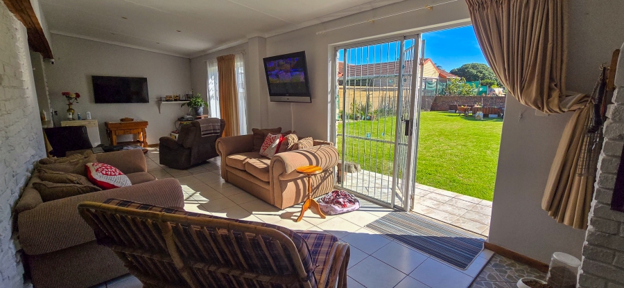 3 Bedroom Property for Sale in Wavecrest Eastern Cape